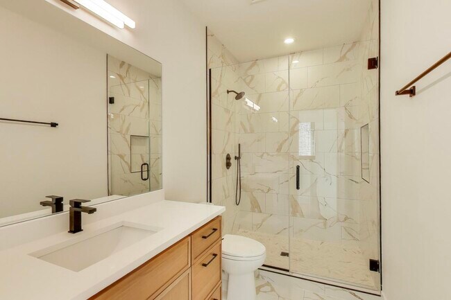 Building Photo - 1619 W Lawrence Ave