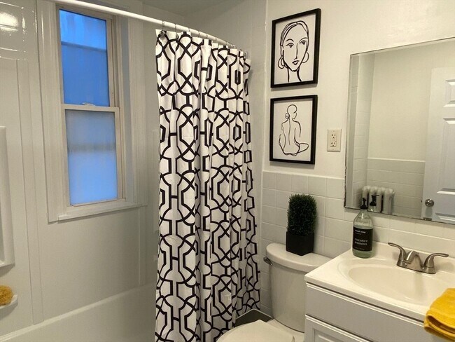 Building Photo - 9 Henry St