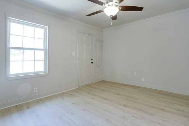 Building Photo - 221 Porter Dr
