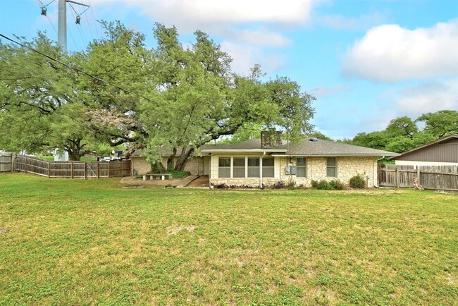 Building Photo - 1009 Rebbeca Dr