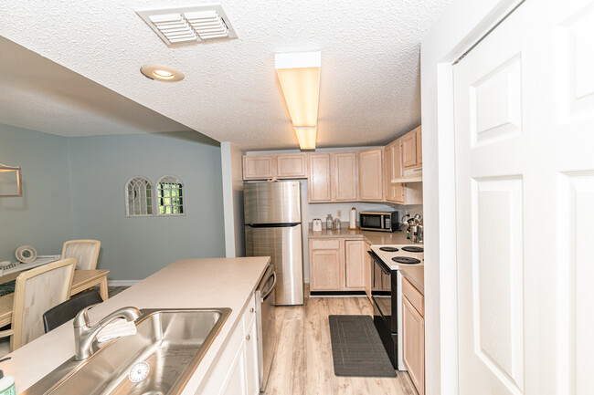 Kitchen with Island Bar - 25 Talavera Ct