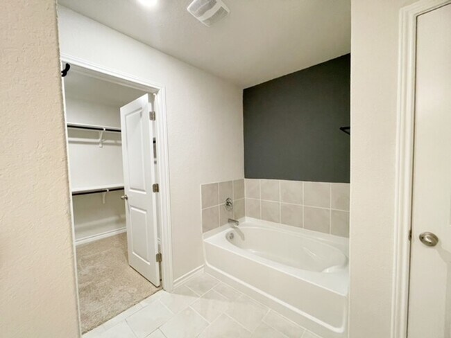 Building Photo - Come check out this well maintained 4 bedroom, 2.5 bath home in the well desired community of Lan...