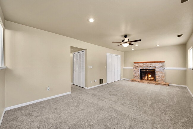 Building Photo - $2,095, 3 bed, 2 bath, located in Colorado...