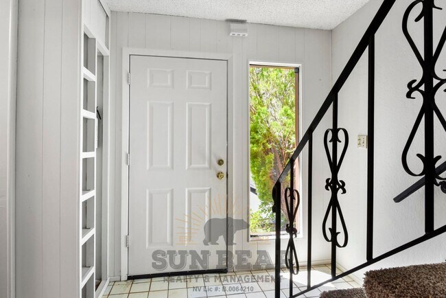 Building Photo - 3 Bedroom with a Yard!