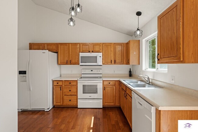 Building Photo - AVAILABLE NOW!