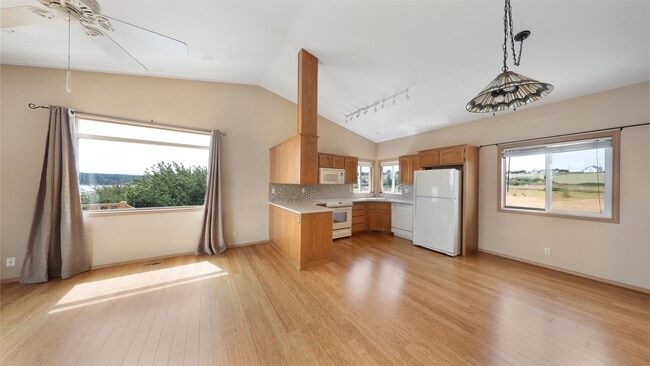 Building Photo - 2 Bed 2 Bath - Penn Cove - Small Dog - Vie...