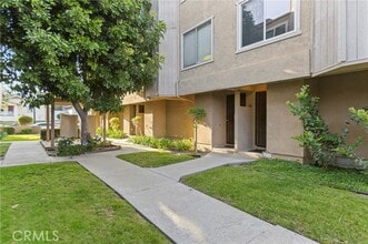 Building Photo - 334 S Walnut Ave