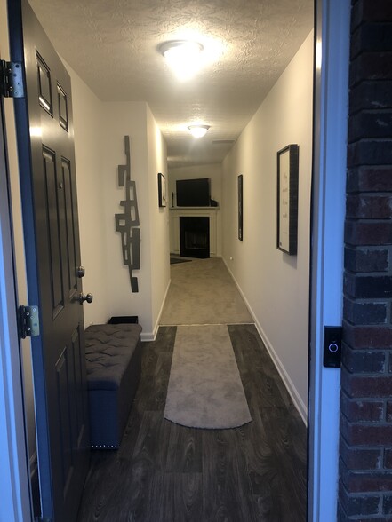 HALLWAY ENTRANCE - 2086 Manhattan Pky