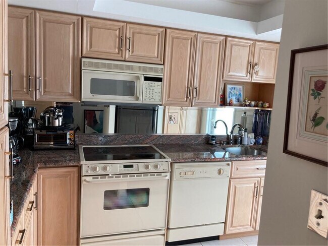 Building Photo - 333 NE 21st Ave