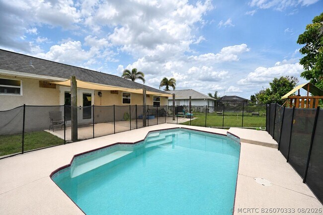 Building Photo - 1755 SW Castinet Ln