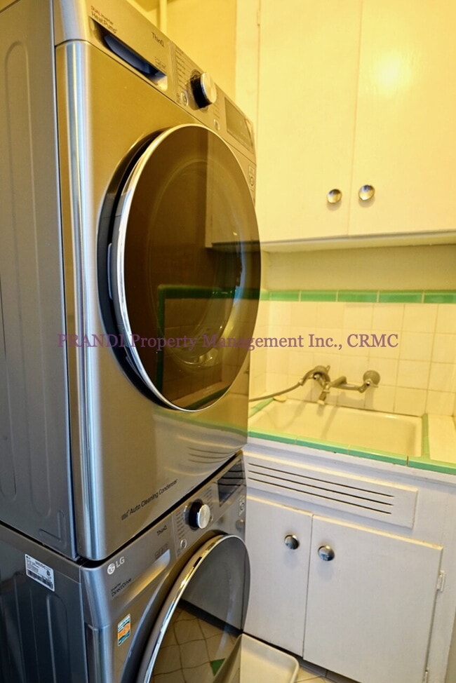 Building Photo - Upstairs 1 Bed, 1 Bath Unit with Bright an...