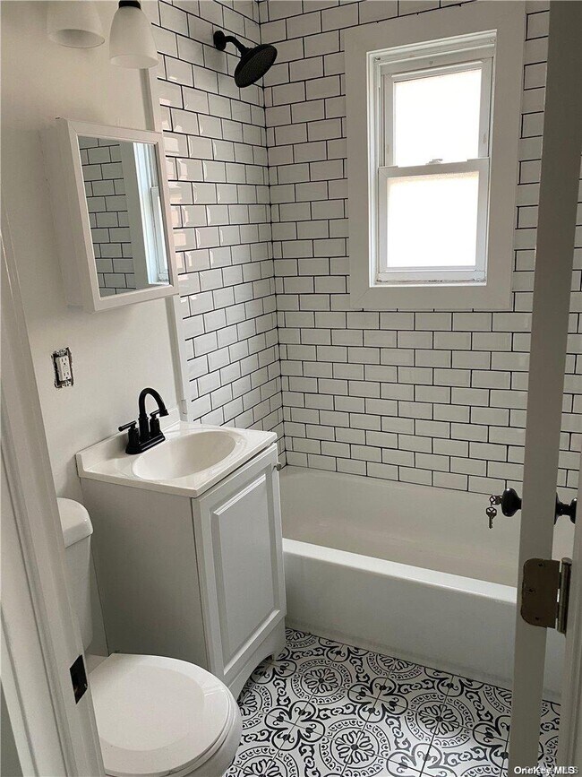 Building Photo - 122 E Fulton St