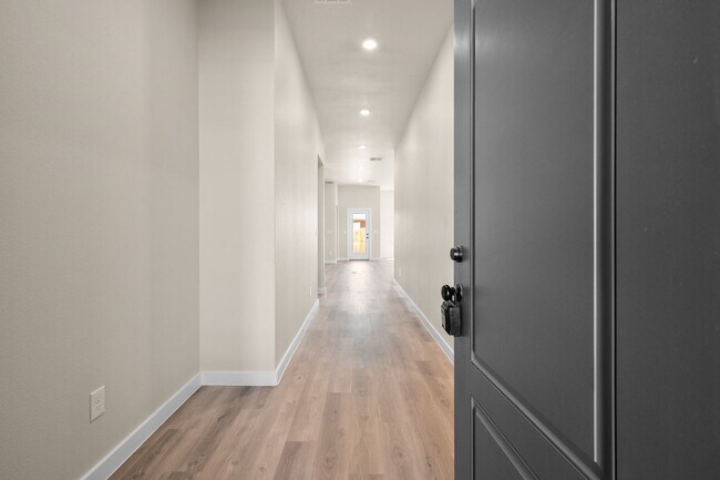 Building Photo - 4 Bedroom Rental Available July 7th in Lub...