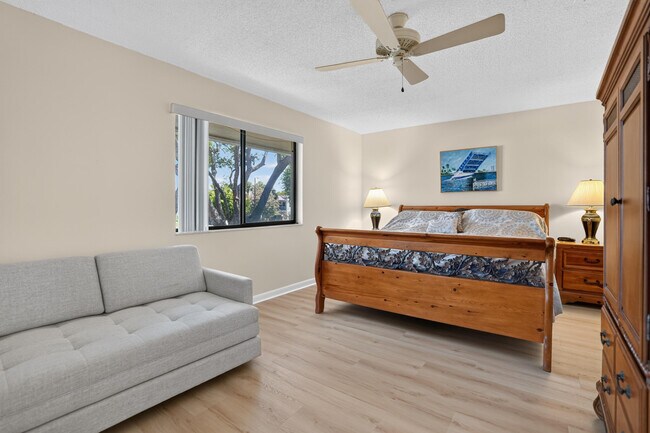Building Photo - 65 Pelican Pointe Dr