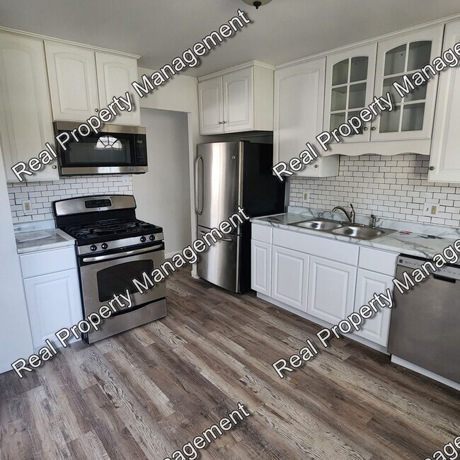 Building Photo - Four Bedroom Bi-Level