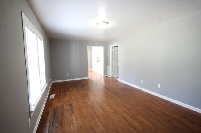 Building Photo - Rossville Home  2 bed 2 bath - HALF OFF FI...