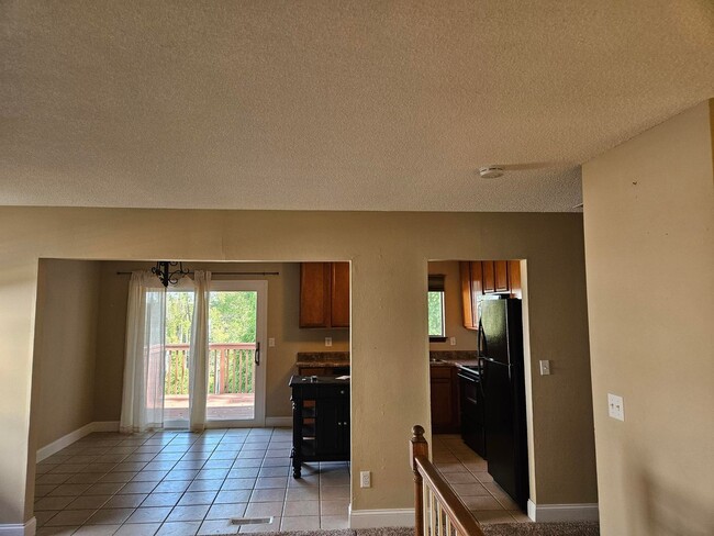Building Photo - 3BR-1.5BA Split Level House - Washington M...