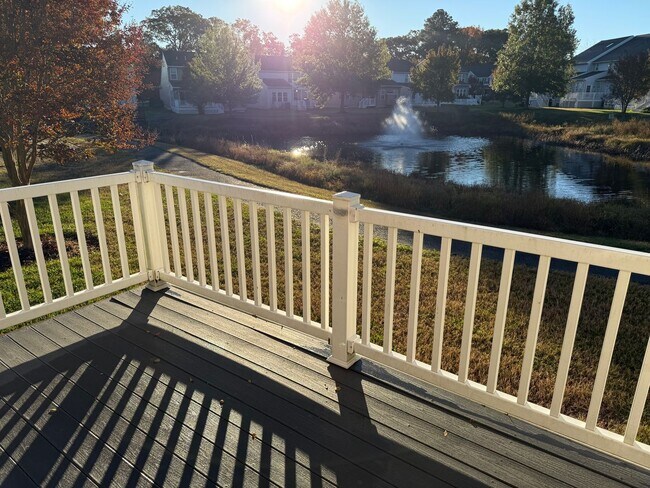 Building Photo - Spacious, Upgraded End-Unit Townhome with ...