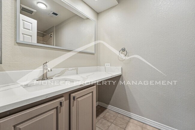 Building Photo - Updated Condo with Central AC!