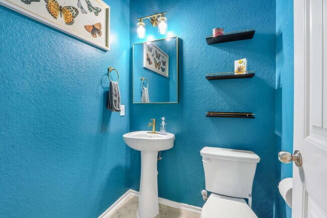 Building Photo - "Charming 3-Bed Oasis with 2.5 Baths in Sa...