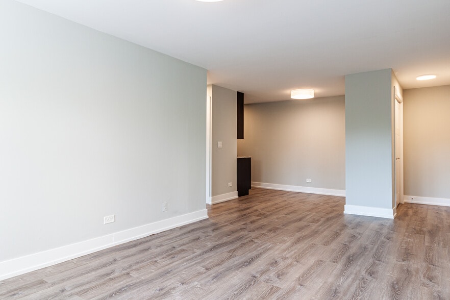 Building Photo - 454 W Barry Ave