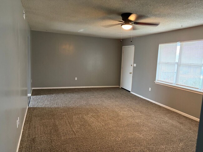 Building Photo - 4632-4634 Southampton Ct