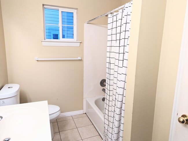 Building Photo - Provo Townhouse