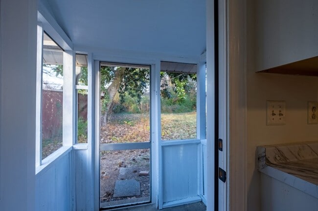 Building Photo - Charming 2 bedroom, 1 bath house