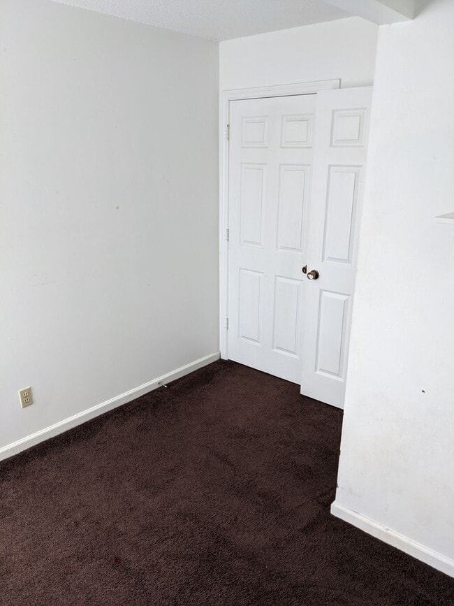 Building Photo - 1709 E Willow Ct