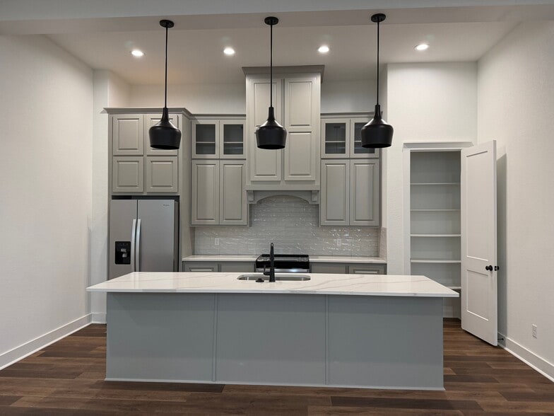 Building Photo - 5041 Mooney Fls Dr