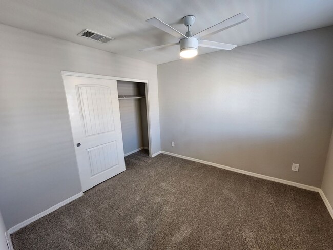 Building Photo - Three Level Mountains Edge Townhome