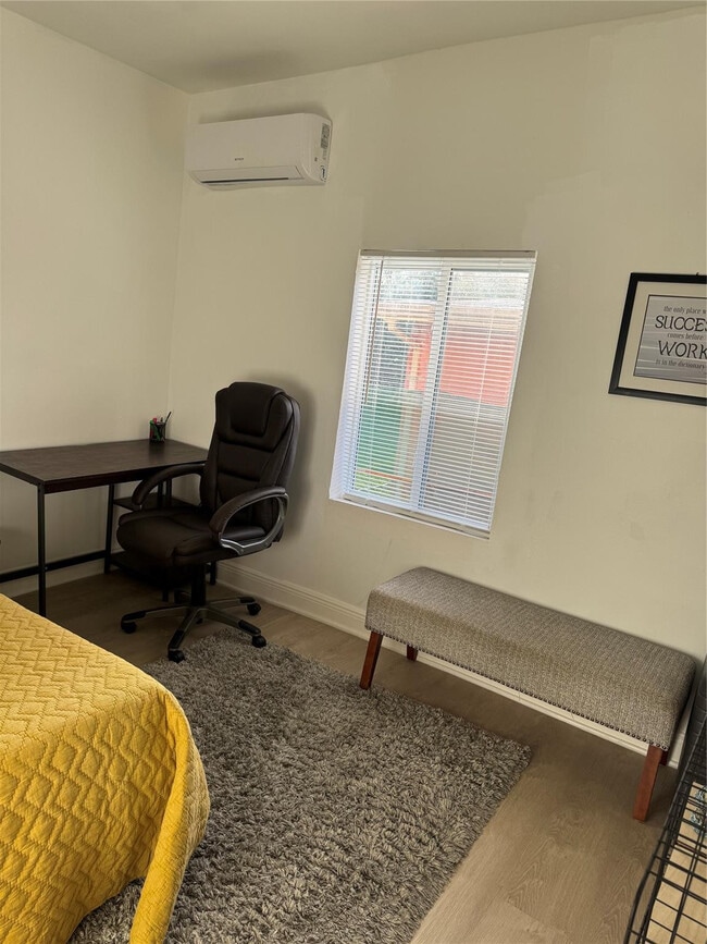 Building Photo - 1011 Sharar Ave