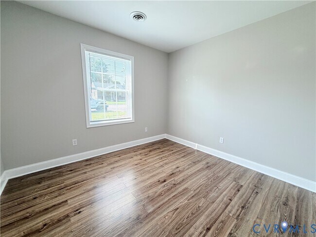 Building Photo - 526 Roslyn Ave