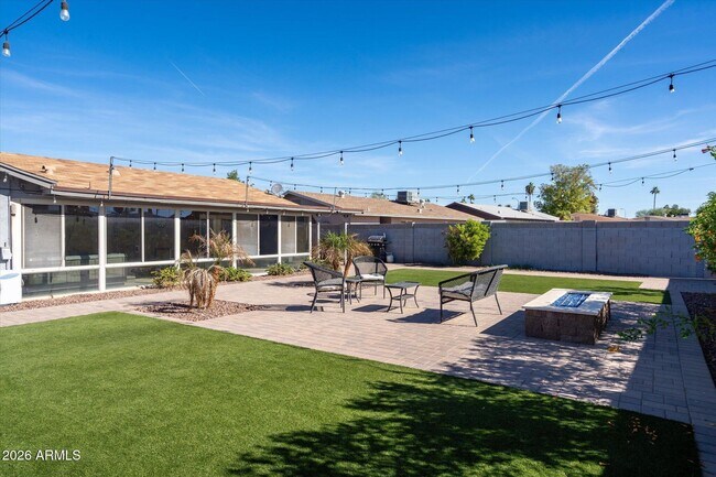 Building Photo - 1211 W Palomino Dr
