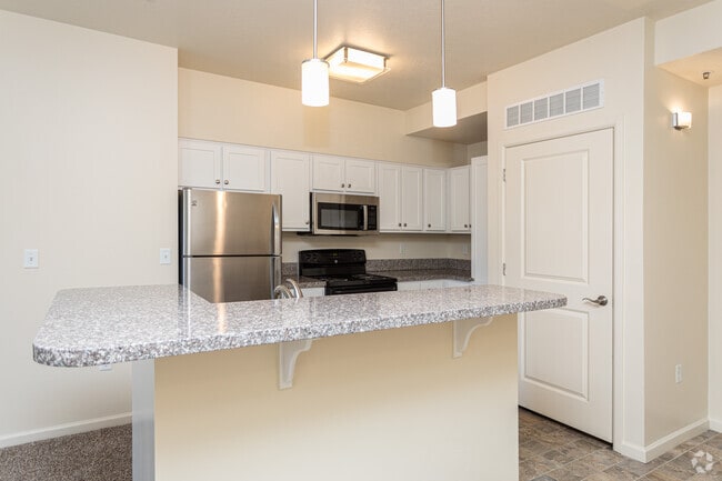 2BR, 2BA - 868SF - Kitchen - Liberty Center