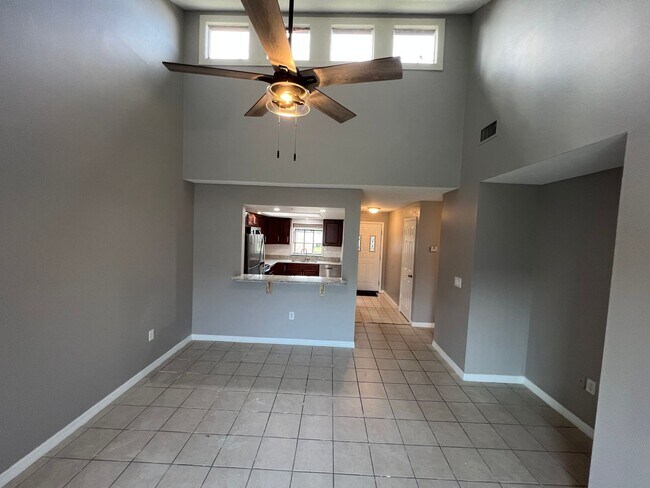 Building Photo - Updated & Remodeled 2/2 Townhouse in Kissimmee