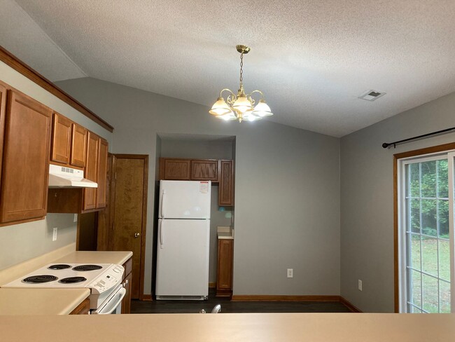 Building Photo - Well Maintained, 3 Bedroom Home on a Corne...