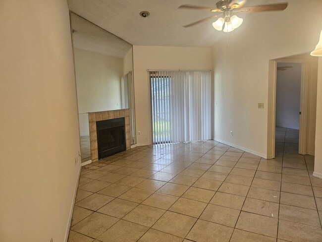 Building Photo - $995.00 - 2/2 - Newly Upgraded