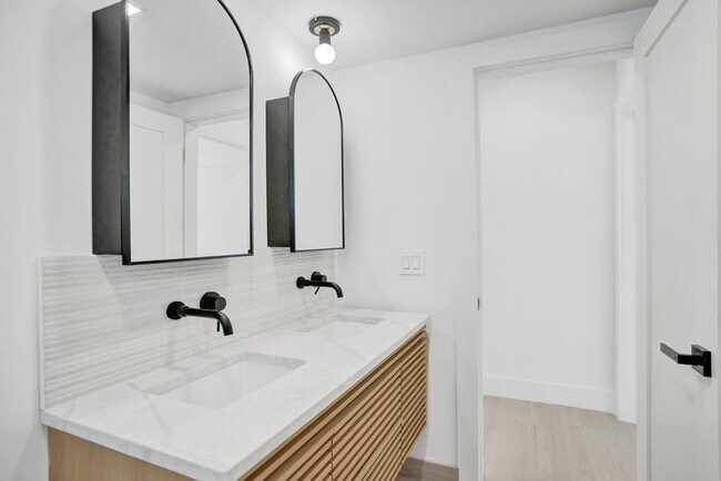 Building Photo - 840 SE 22nd Ave