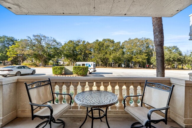 Building Photo - 10100 Lakeshore Dr