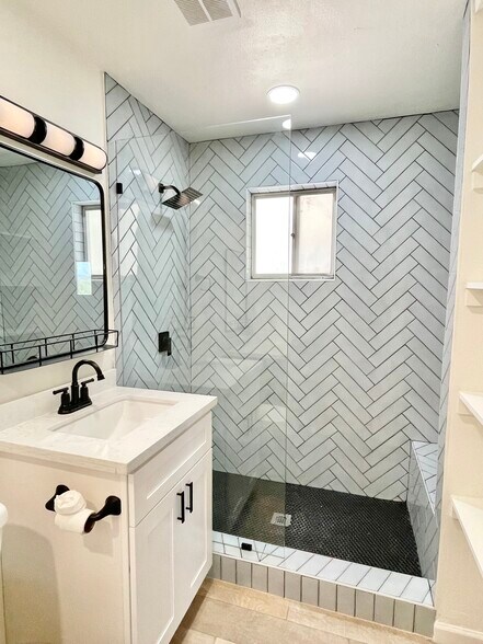 Building Photo - 37830 N Linda Dr