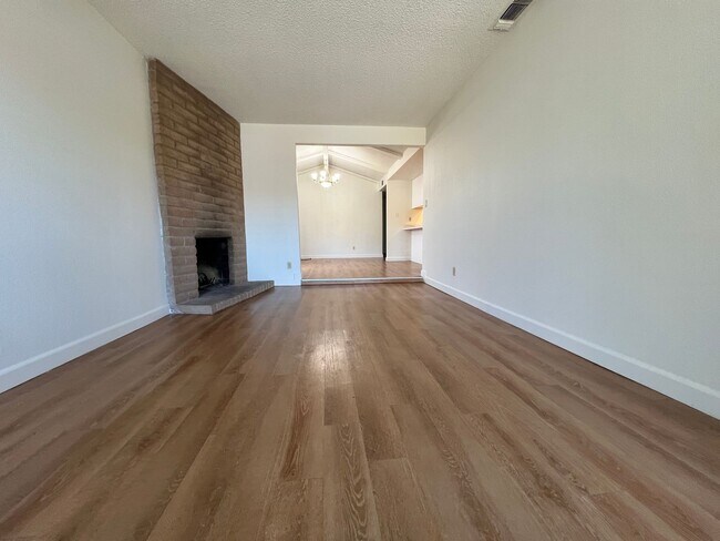 Building Photo - 205