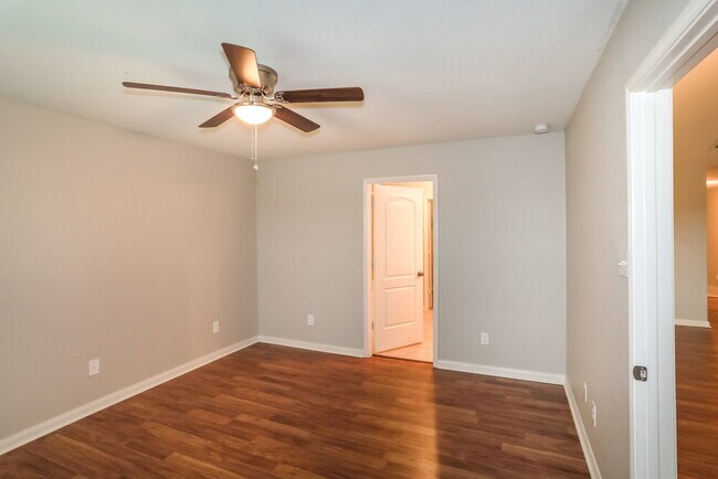 Building Photo - 111 Cottonwood Dr