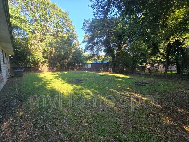 Building Photo - 916 Twinbrook Ave