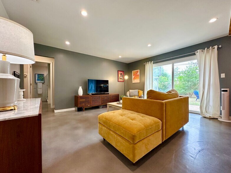 Building Photo - 2707 Ashdale Dr