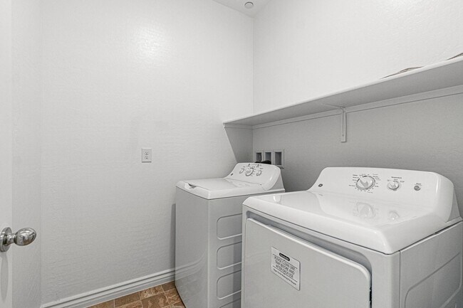 Building Photo - Modern 4-Bedroom Home in Gated Henderson Community | Built 2022