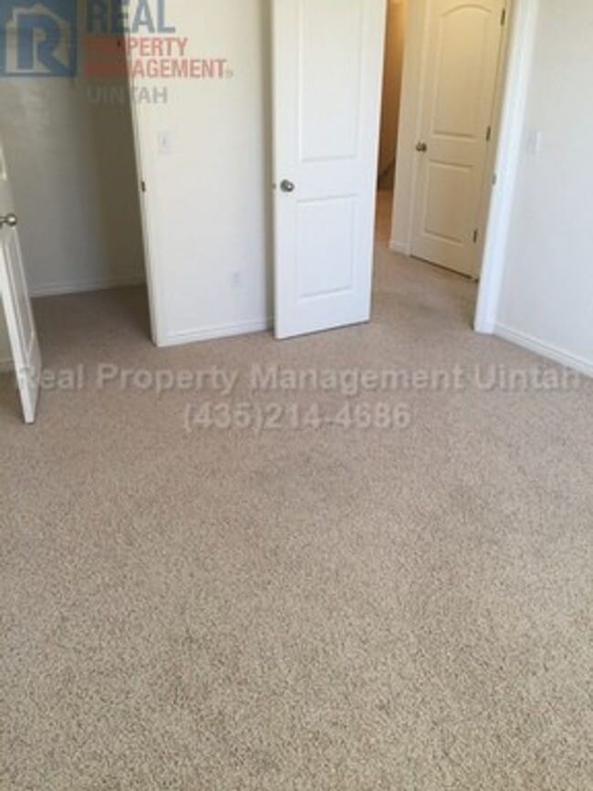 Building Photo - 3 Bed 2.5 Bath Townhome in Split Mountain.