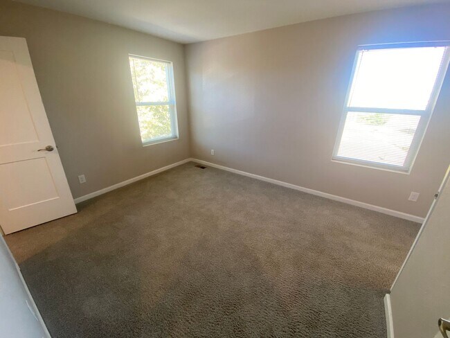Building Photo - Spacious Englewood Home