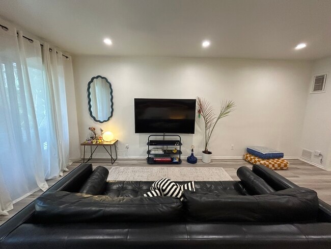 Living Room - 123 S St Andrews Pl