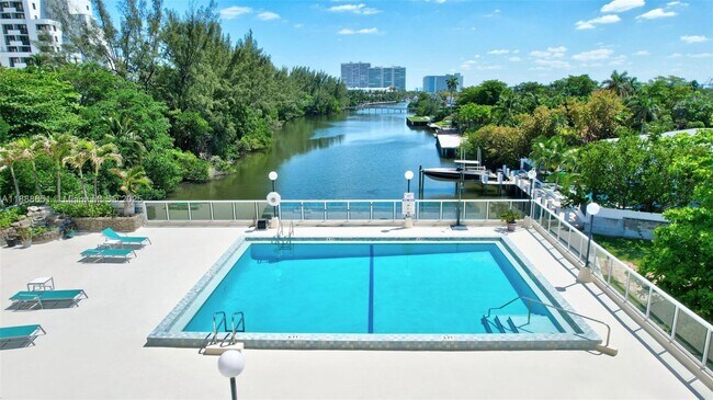 Building Photo - 3000 Holiday Dr